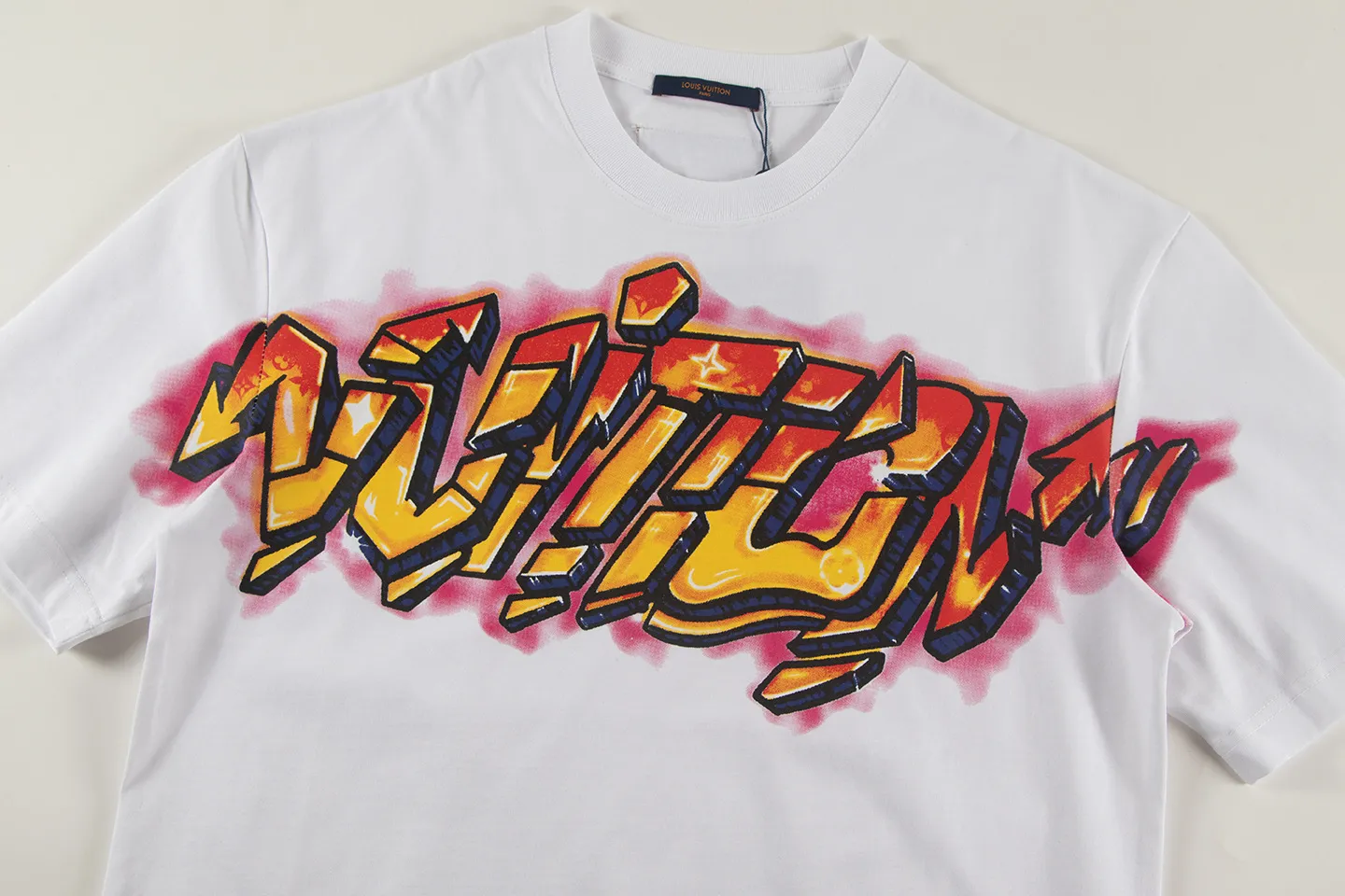 🅿️160 louis vuitto*2026 latest short-sleeved T-shirt Material: Made of high version 300g double yarn combed cotton Size: S M L XL Color: black and white Style number: W2609